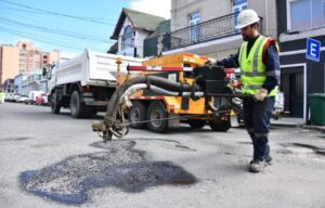 Municipalidad de Punta Arenas desplegará máquina bacheadora a partir del 25 de octubre para reparar calles de la comuna
