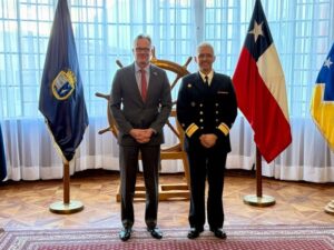 Embajador del Reino Unido en Chile realiza visita oficial a Punta Arenas para potenciar cooperación naval y científica