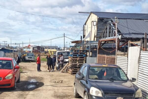 Pobladores de Villa Las Etnias advierten resistencia ante inminente desalojo en Punta Arenas